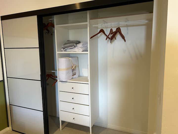 ตู้เสื้อผ้ามีเตารีดและโต๊ะรีดผ้า ชั้นวางกระเป๋าเดินทาง และหมอน/ผ้าห่มเสริม 