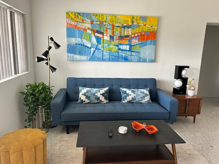 โซฟากลายเป็นเตียงฟูกคู่ ผ้าปูที่นอนสำรองในตู้เสื้อผ้าในห้องนอน