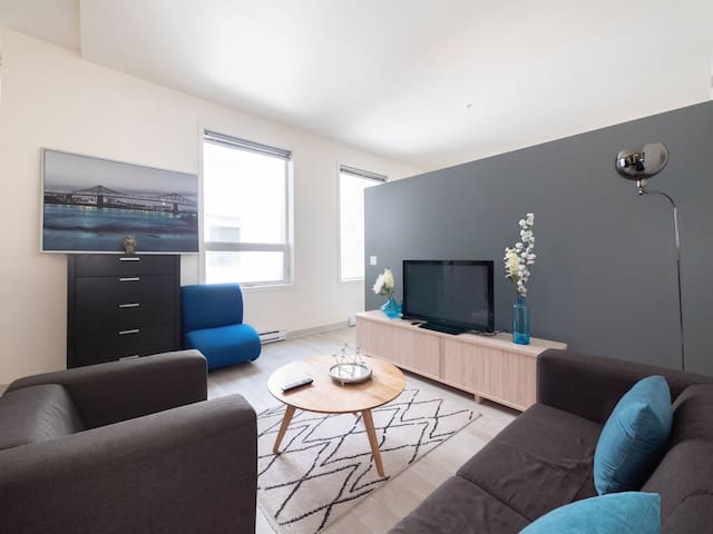 Cozy 2BR|Gym+Rooftop|King Bed|Downtown Jets Arena