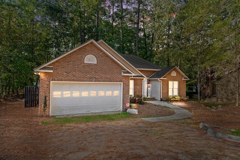 Spacious 3BR Bungalow | Sleeps 8 | Deck & Firepit