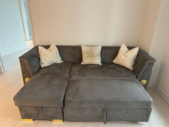 Bäddsoffa med extra kuddar filtar och lakan 