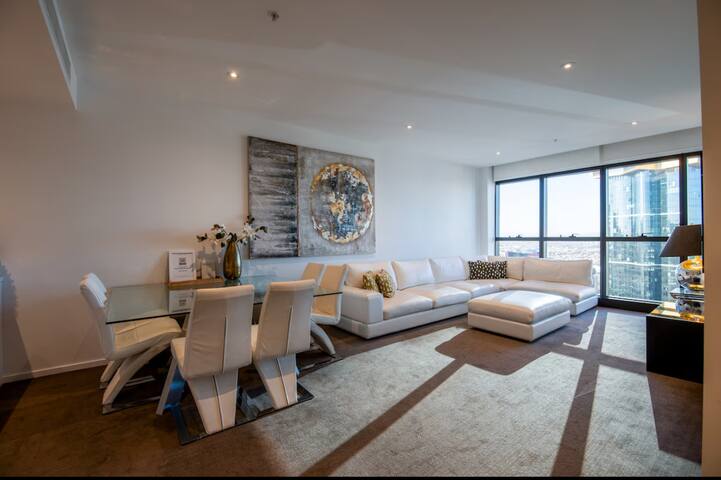 Prima Tower- Luxury Apt. Opposite to Casino & MCEC gallery image 3