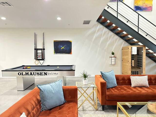 2500 ft² w/ Pool Table, 2 King Bds, Sauna, 85″TV gallery image 2