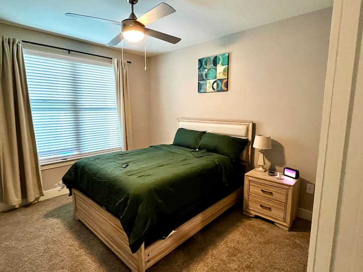 Hlavná spálňa/ vlastná kúpeľňa.  Alexa dot, káblová televízia pripravená so službami Netflix, Hulu, Amazon Prime atď. 