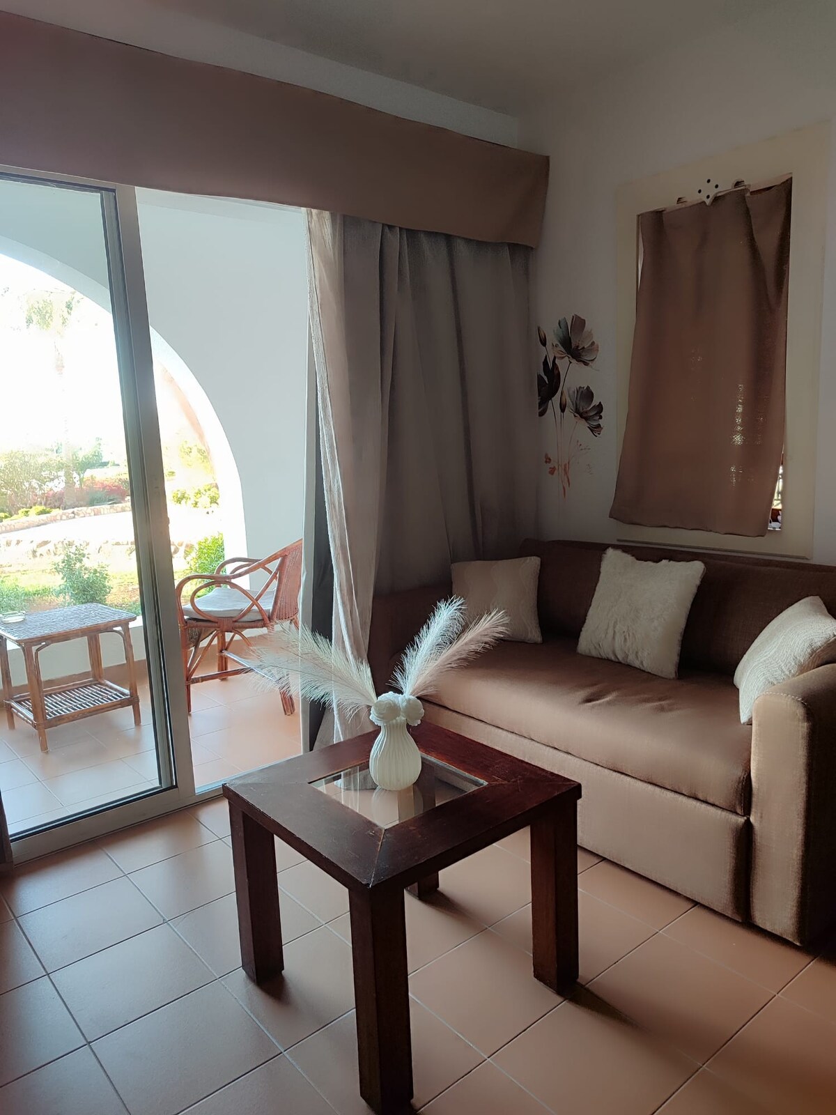 голям разтегателен диван за двама 