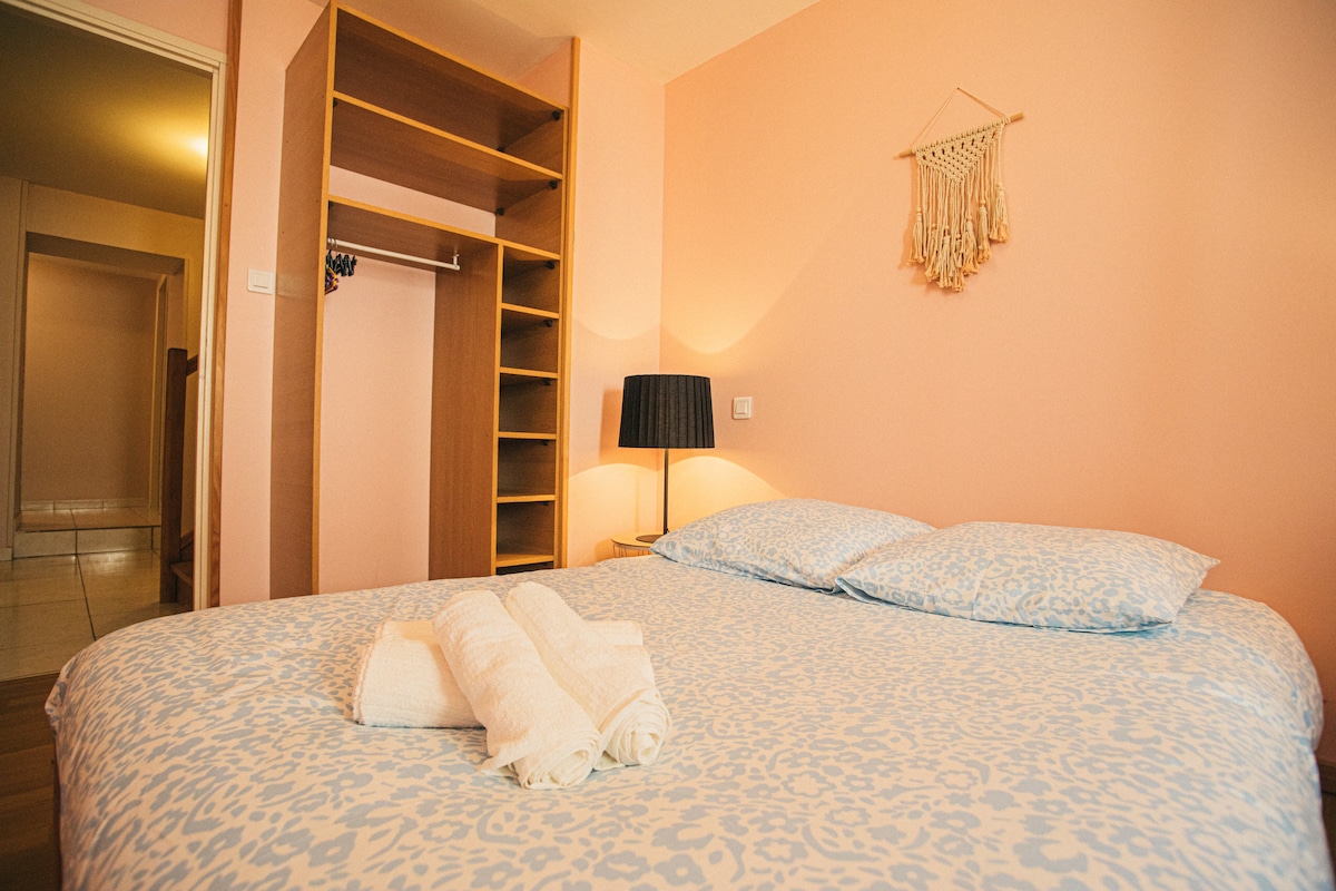 مساحة التخزين (خزانة ملابس مع شماعات ورفوف)