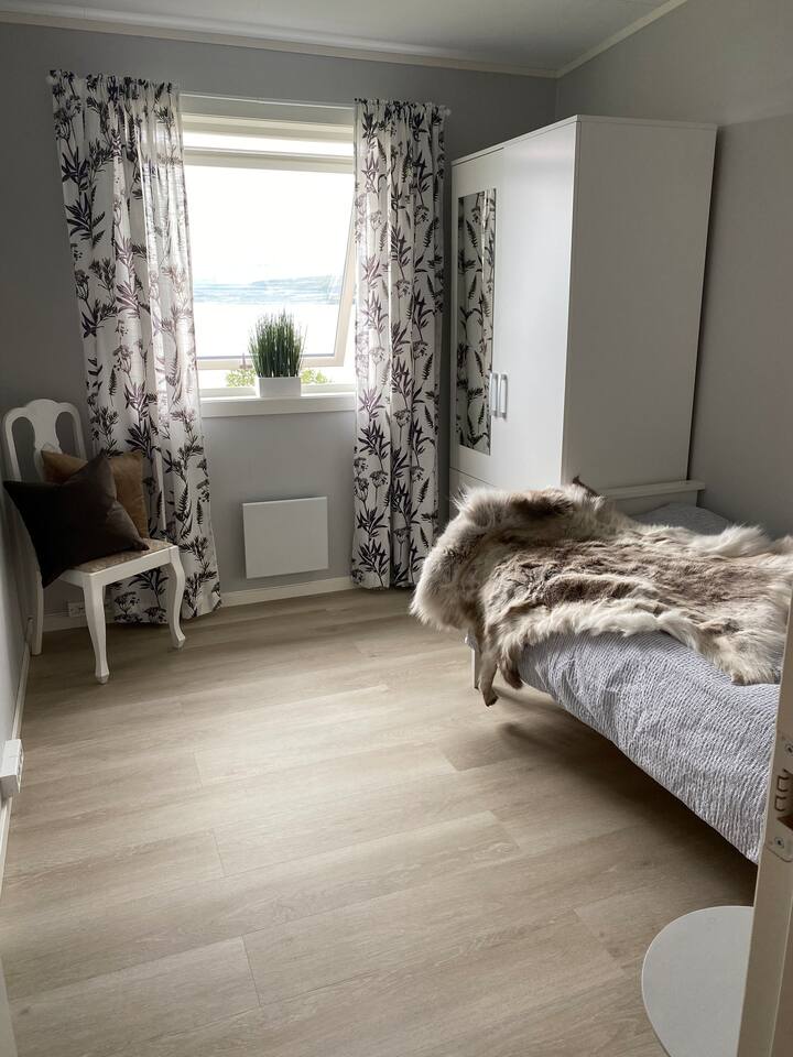 חדר שינה עם שליחה של 90x200. שפע של מקום בארון.