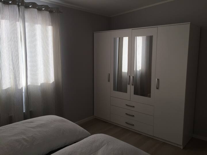 חדר שינה מרווח עם מיטה בגודל 160X200. שפע של מקום בארון