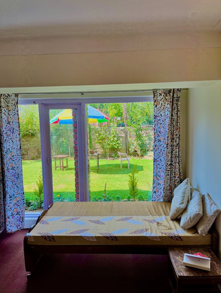 Cozy 3bhk Ground Floor | Heated Home | 2km-dallake - Srinagar