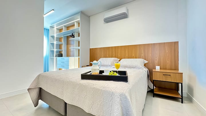 Disfruta de noches tranquilas en esta acogedora suite, con una cómoda cama, aire acondicionado y un armario práctico y moderno. Un entorno ideal para relajarse con estilo, comodidad y total privacidad.

Nota: la bandeja y la comida son meramente ilustrativas.