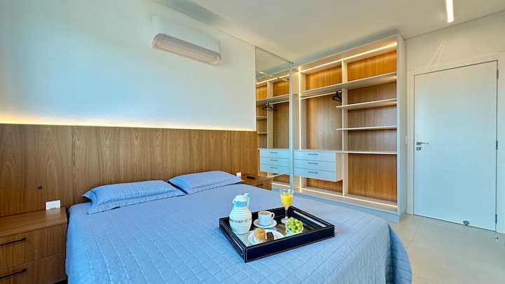 Deléitate con la comodidad y la sofisticación de esta habitación, con una iluminación suave y un ambiente tranquilo. Ideal para relajarse, con un toque de elegancia y practicidad para una experiencia de descanso completo.

Nota: la bandeja y la comida son meramente ilustrativas.