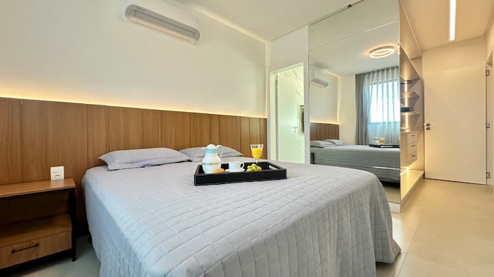 Una habitación elegante y acogedora con una iluminación suave y un ambiente moderno. Perfecto para un descanso revitalizante en un espacio diseñado para tu bienestar.

Nota: la bandeja y la comida son meramente ilustrativas.