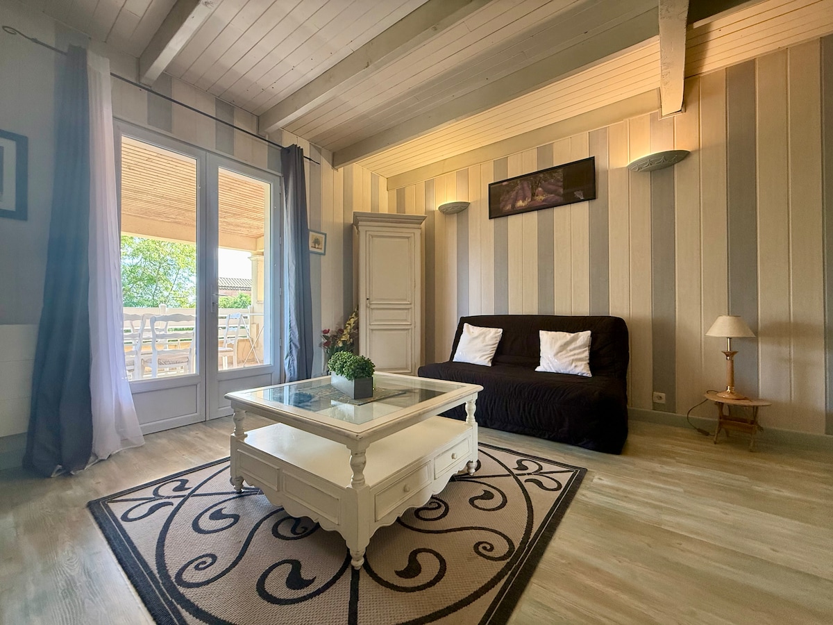 Дневна соба со кауч на спуштање. Директен пристап до покриената тераса. 