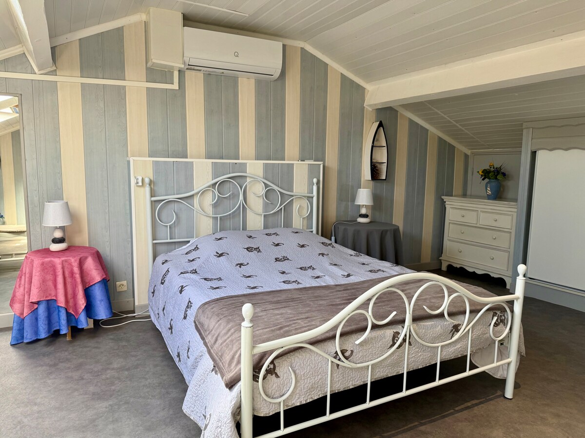 Спална соба на горниот кат со клима уред.