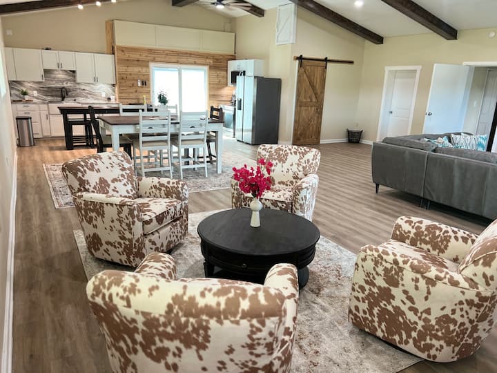 Four Paw Ranch - Navasota, TX