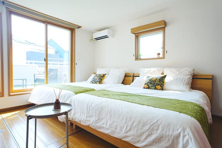 Dhomë gjumi në katin e tretë me dy krevate dopio "queen", 160 cm x 195 cm.