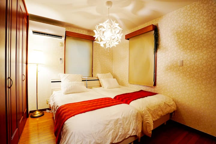 Dhomë gjumi në katin përdhes me dy krevate tek, 100 cm x 195 cm.