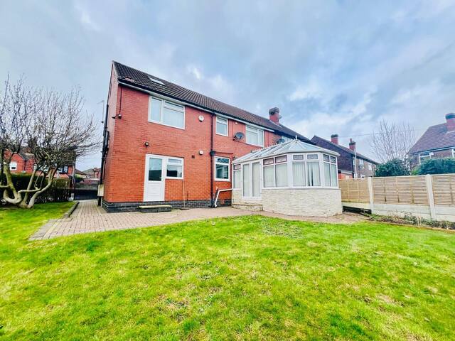 Lovely 7 bed home Prestwich gallery image 2