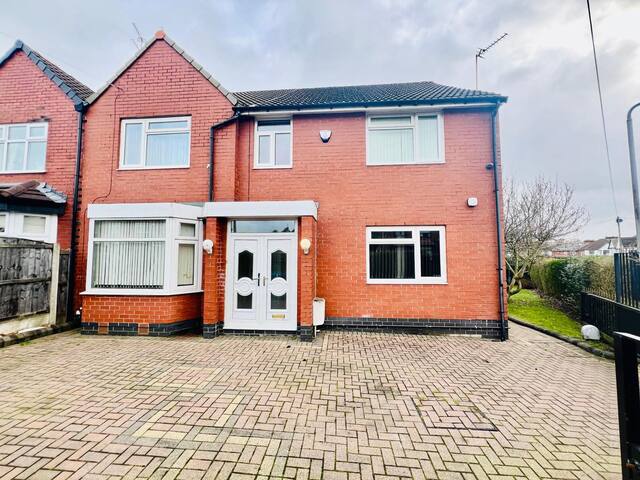 Lovely 7 bed home Prestwich