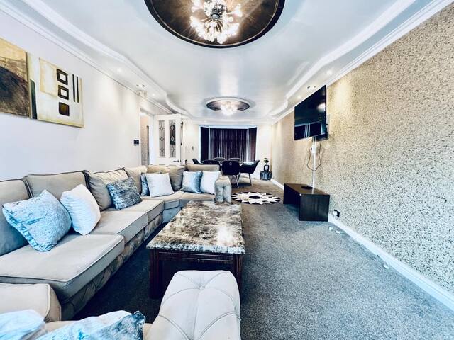 Lovely 7 bed home Prestwich gallery image 3