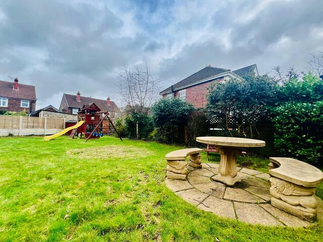 Lovely 7 bed home Prestwich gallery image 5