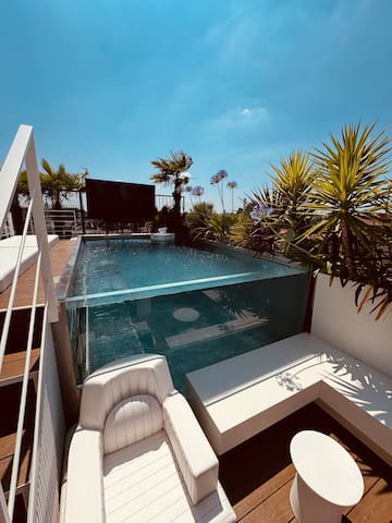 SkyJungle: luxury penthouse private pool and spa