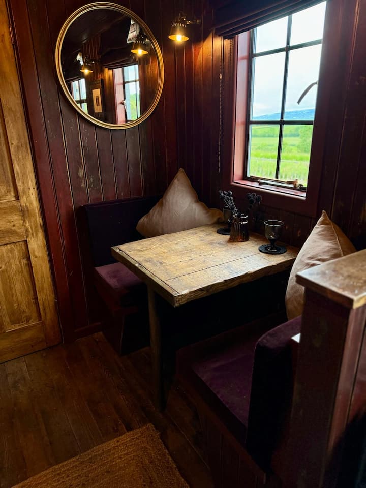 Petit endroit parfait pour un café du matin ou un petit déjeuner avant une journée d'exploration. C'est aussi un endroit idéal pour regarder le train à vapeur passer tout en profitant d'une partie d'échecs, de backgammon ou de cartes !