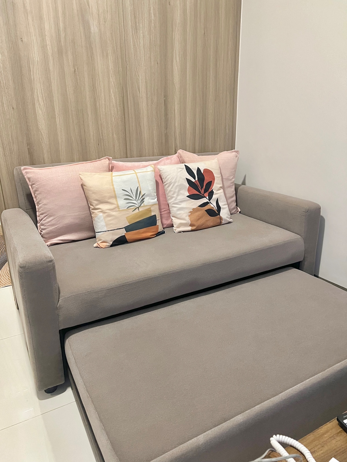 А! Кауч на спуштање? Сега, спиењето е попространо! Hindi ka talaga tinipid sa listing na to :p