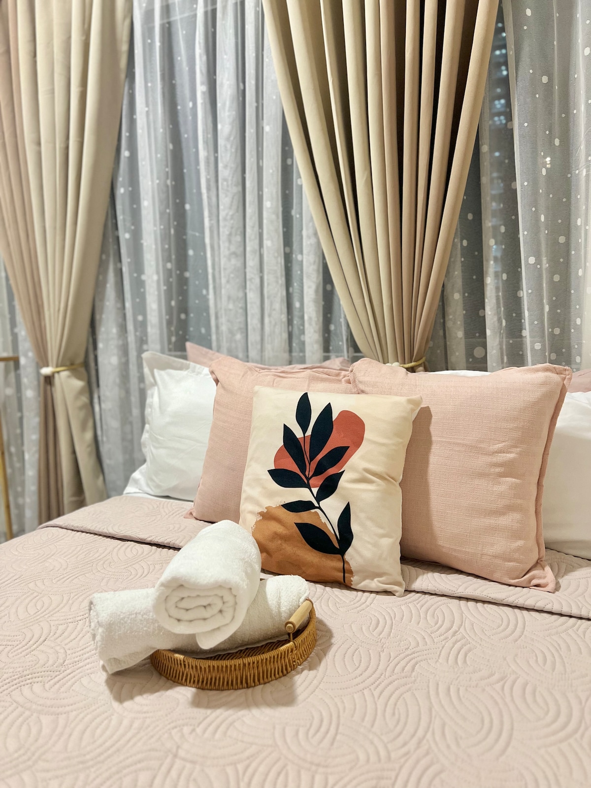 Имајте мирен престој за четири (4) лица во нашиот удобен двоен кревет со извлекување :) 