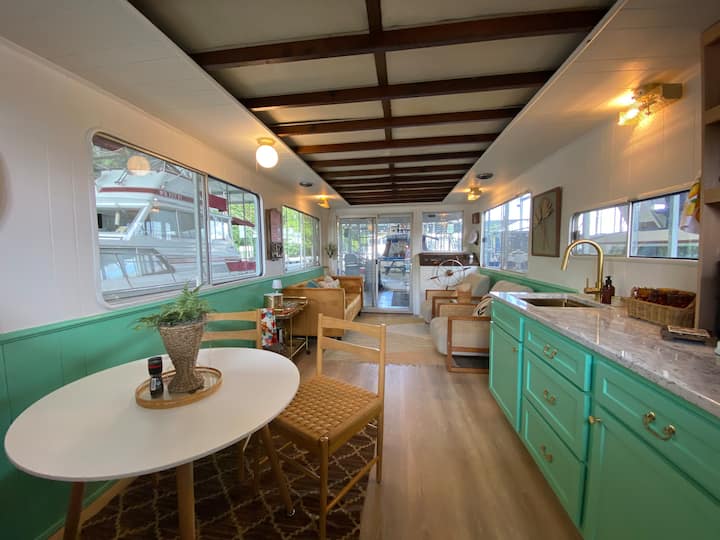The Black Dog. Houseboat In DT Knox - Boats for Rent in Knoxville