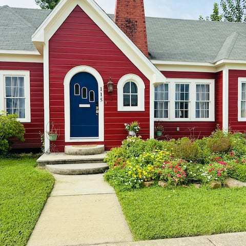 The Crimson Cottage - 3/2 in Downtown Sulphur