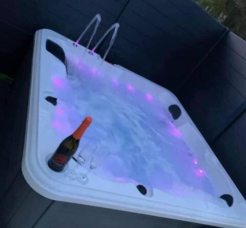 Nebula - Hot Tub Lodge