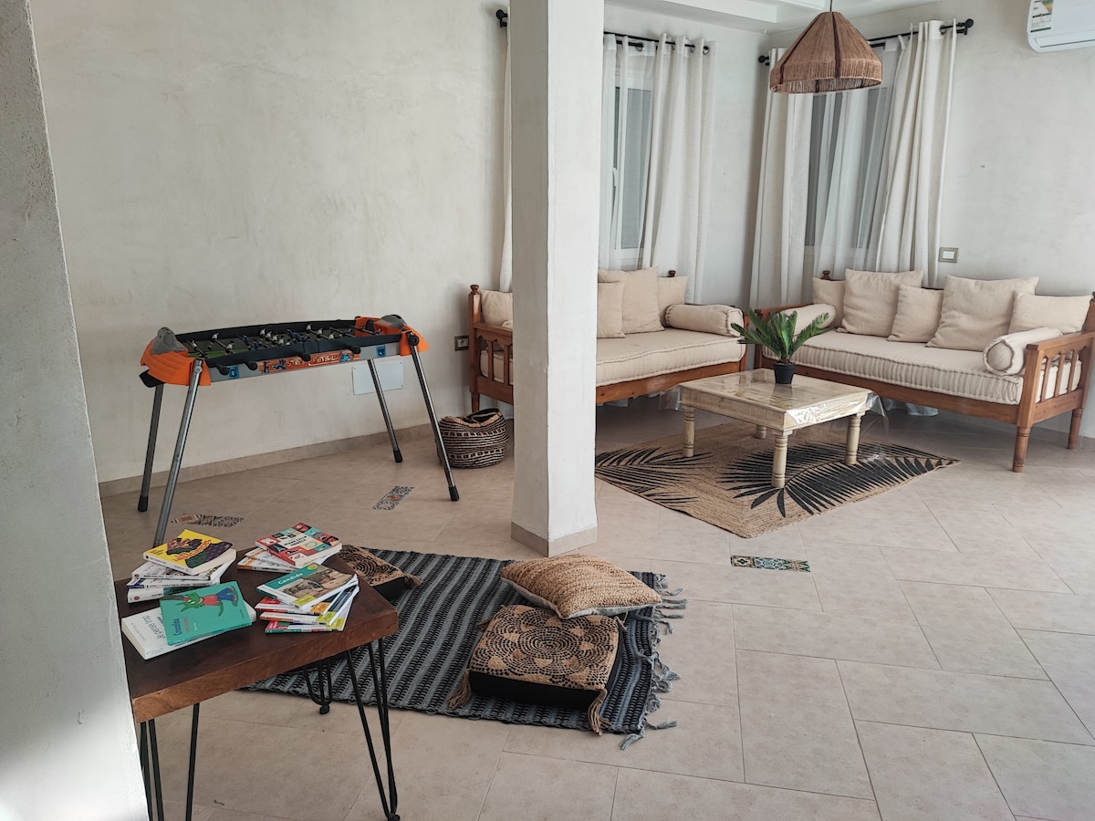 ห้องนั่งเล่นพร้อมพื้นที่ชิลๆ/อ่านหนังสือและเล่น