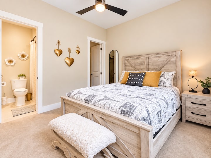 First-Floor Guest Retreat

Located on the 1st floor, this inviting room features a plush Queen bed and a full private bathroom, offering convenience and privacy for a relaxing stay.