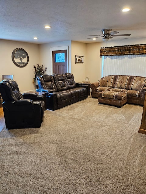 Lil Bit Country "Town" House, Safe, Quiet, Modern