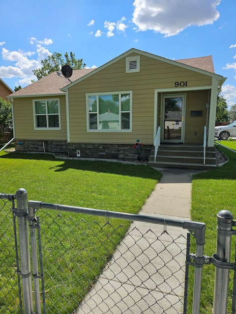 Lil Bit Country "Town" House, Safe, Quiet, Modern