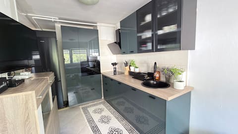 Top Airbnb: Sunrise, three-bedroom apartment near the sea and Opatija! in Mjesni Odbor Zamet