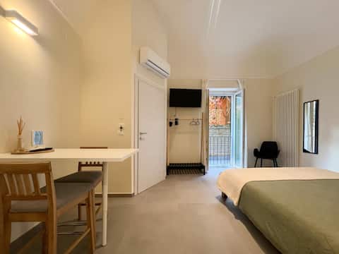 Top performing Airbnb: the sea in the center, studio 2. in Pescara