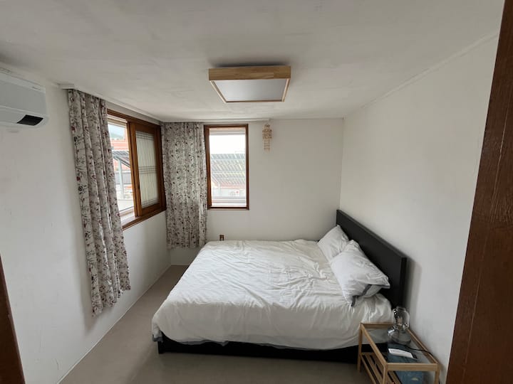 Na pohodlný spánok počas vašej cesty máme v tomto priestore len manželskú posteľ a čistú posteľnú bielizeň. 