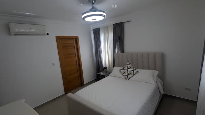 هذه غرفة النوم الرئيسية التي تحتوي على حمام خاص وخزانة ملابس.