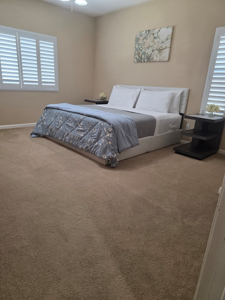 primárna izba s manželskou posteľou a vlastnou kúpeľňou 