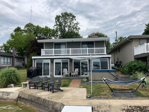 Spacious Lake House with a view!