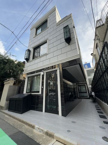 【南青山】表参道・渋谷・六本木すぐ！｜ 8人宿泊可、家族グループ向け広々空間｜ 無料宿泊プレゼント