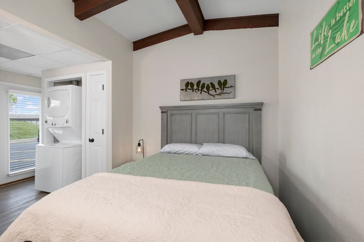 ¡Sí, la vida es mejor en el lago! Esta es nuestra habitación junto a la piscina con baño propio.  Hay un armario a la izquierda para colgar la ropa.