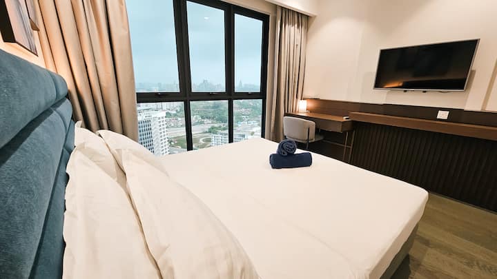 Живописен поглед на градот во удобноста на вашата спална соба. 