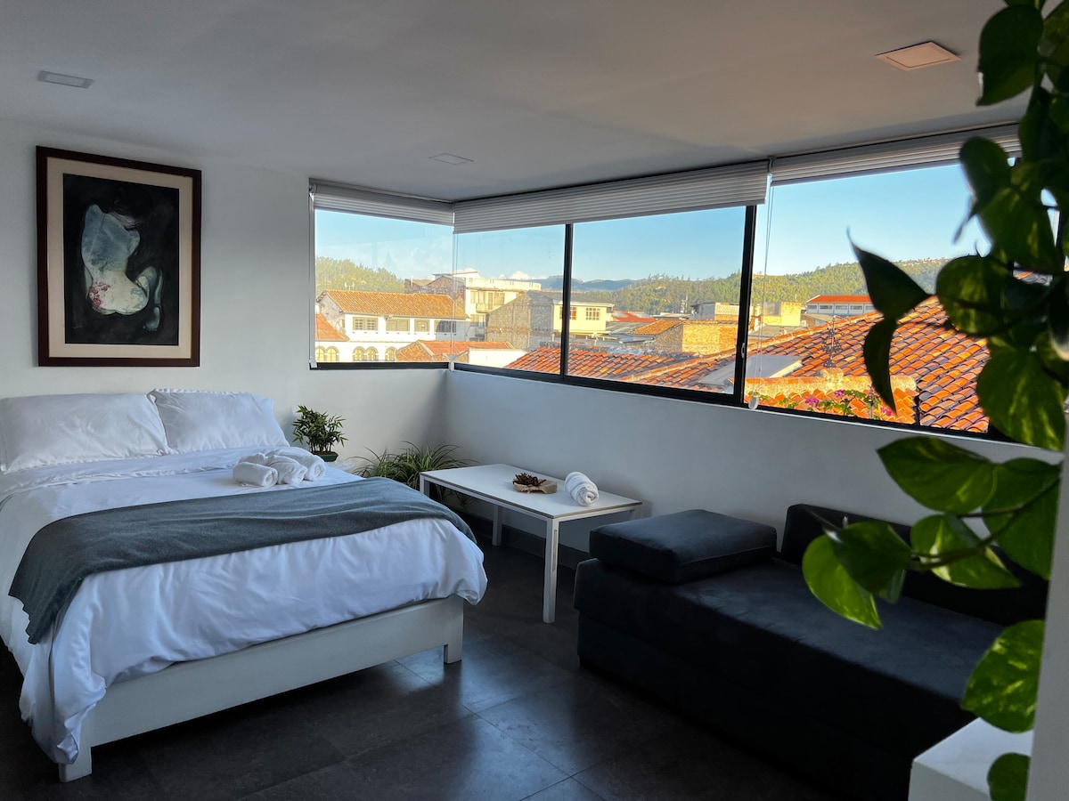 Hoofdslaapkamer met prachtig uitzicht
Queensize bed en slaapbank
HDTV High-speed internet 
