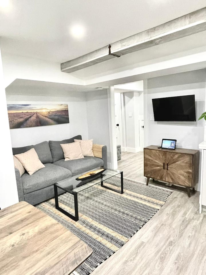 Modern Retro Oak Guest Suite - Oakville