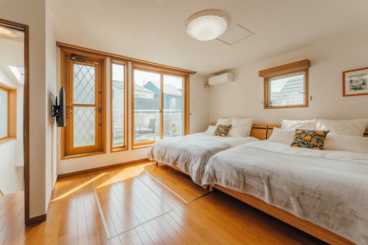 Apartman na 3. katu. Dva bračna kreveta (160 cm × 200 cm × 2). Privatna kupaonica. Otvara se na balkon. TV je uključen.