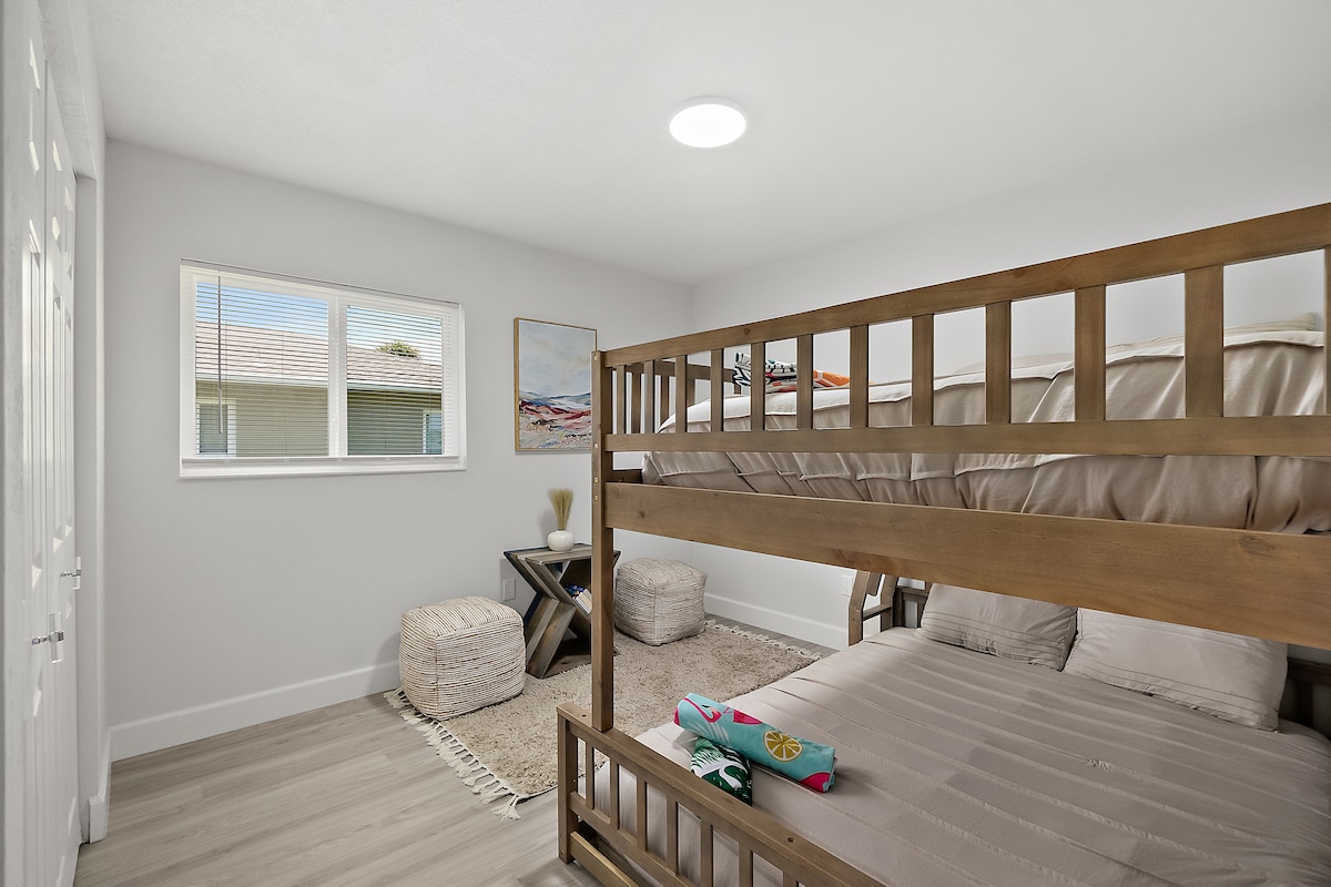 Спална соба 4 е повеќенаменска соба со кревет на спрат со широк кревет (широк 150 – 179 см), што ја прави идеална за семејства или групи кои патуваат заедно. Дизајниран за удобност и функционалност, овој простор нуди многу простор за опуштање, а истовремено ја максимизира флексибилноста при спиењето.