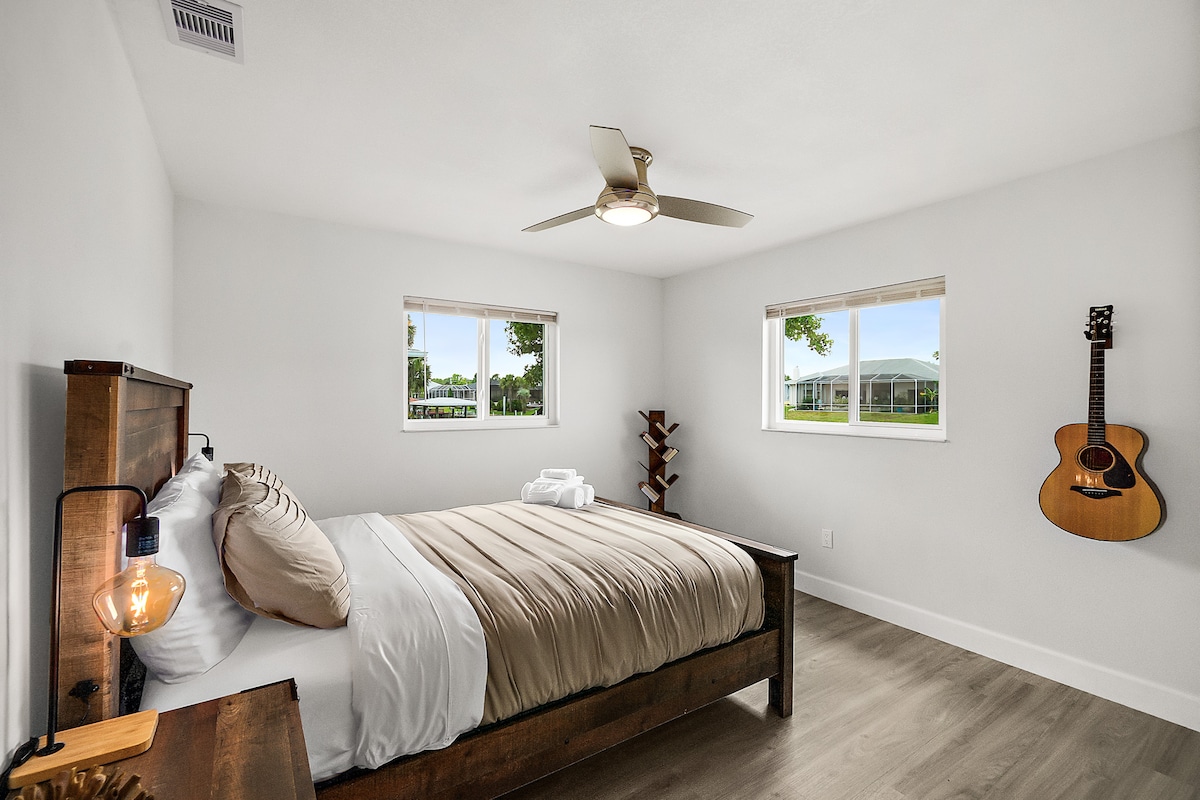 ДОДАДЕН Е ТЕЛЕВИЗОР од 55 инчи! Спалната соба 3 нуди удобен брачен кревет (широк 150 – 179 см), модерен мебел и многу природна светлина. Овој светол, мирен простор е совршен за гости кои бараат тивко и опуштено место за да се наполнат со енергија.